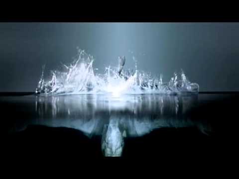 Fotogramma dello spot LG Optimus: uno spruzzo d'acqua su fondo scuro