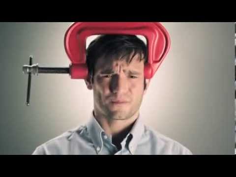 Fotogramma dello spot Moment Act: un uomo con un morsetto rosso sulla testa